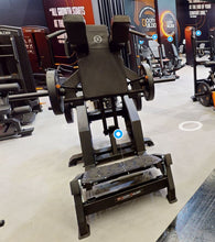Laden Sie das Bild in den Galerie-Viewer, BOOTY BUILDER® V-Squat / Hack Squat - Kniebeuge Maschine